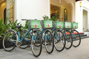 会安Uptown Hoi An Hotel & Spa的四辆自行车在建筑物前一排停放