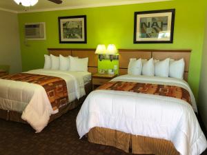Kingman柯帕汽车旅馆的绿墙旅馆客房的两张床