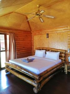 涛岛宝通海滩度假酒店的一间卧室设有一张带天花板的大床