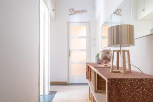 博洛尼亚Residenza Ariosto by Studio Vita的一间房间,桌子上放着一盏灯