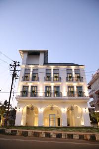 多纳保拉Villa Donna的白色的建筑,在街上设有阳台