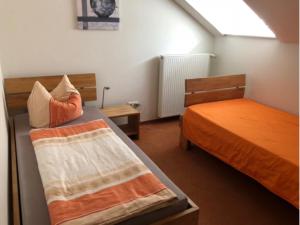 蒂宾根Gasthof ´s Gräbele的一间客房内配有两张床的房间