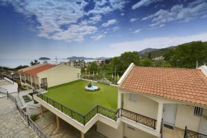 帕雷恩特西菲基昂阿玛利亚酒店的享有绿色庭院房屋的空中景致