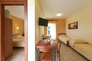 帕雷恩特西菲基昂阿玛利亚酒店的酒店客房设有两张床、一张桌子和一张书桌。
