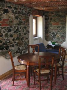 奥瓦达La Miseria的石墙房间内的一张木桌和椅子