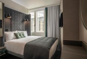 Point A Hotel Edinburgh Haymarket客房内的一张或多张床位