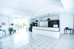 VatopediBianco Olympico Beach Resort-All Inclusive的一间铺有白色瓷砖地板的白色厨房