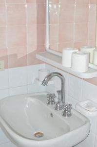 伊斯基亚波利托酒店的一间带水槽、镜子和卫生间的浴室