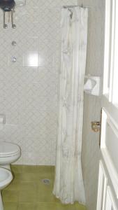 伊斯基亚波利托酒店的带淋浴和浴帘的浴室