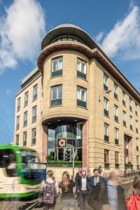 爱丁堡Point A Hotel Edinburgh Haymarket的一群站在建筑物前的人