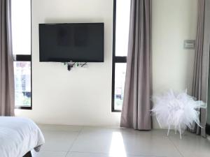 RendeThe Corner 10的卧室配有壁挂式平面电视。