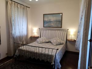 梅斯特苏拉贝罗之家住宿加早餐旅馆的一间卧室配有一张带两个枕头的床