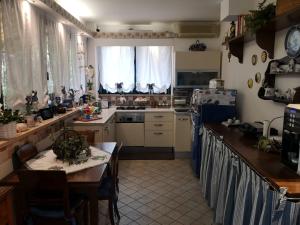 梅斯特苏拉贝罗之家住宿加早餐旅馆的厨房配有桌子、炉灶和冰箱。