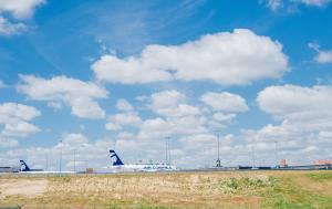 沙勒罗瓦DC Hotel Charleroi Airport的两架飞机停在机场跑道上