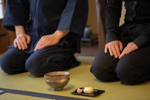京都伝心庵 Garden Villa Denshin-An的一群坐在地板上的人,表演瑜伽