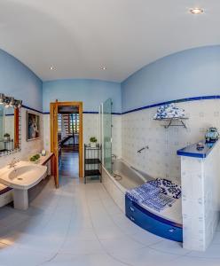 萨拉戈萨Finca Almenara de Copau的带浴缸、卫生间和盥洗盆的浴室