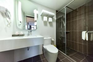 广州宜必思广州琶洲国际会展中心酒店的浴室配有卫生间、盥洗盆和淋浴。