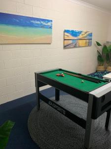 黄金海岸Gold Coast Theme Park Family Villa的带台球桌的客房内的乒乓球桌