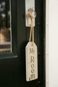 韦尔特Beej Potters的挂在门上的标志