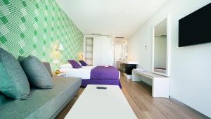 英格兰海滩Hotel Nayra - Adults Only的酒店客房,配有床和沙发