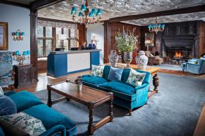 埃格姆Great Fosters - Near Windsor的客厅配有蓝色的沙发和桌子