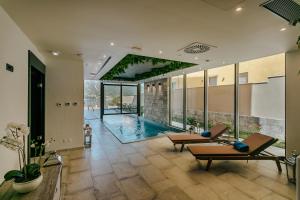 科托尔Boutique Hotel Casa del Mare - Vizura的客厅,带游泳池