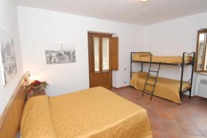 佩斯卡塞罗利勒古像托里住宿加早餐旅馆的一间卧室配有两张床和一张双层床。