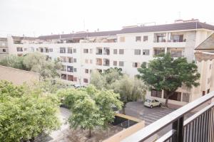 布尔哈索特Vacaciones en Valencia的公寓大楼设有停车场和树木