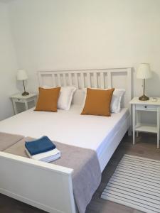 伊穆尼Stone & Salt Getaway Home的一间卧室设有两张床和两张带台灯的桌子。