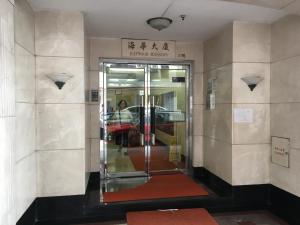 香港季节酒店 - 铜锣湾的带有旋转门的建筑物入口