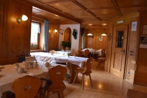 科瓦拉因巴迪亚Garni Haus Tyrol的一间在房间内配有桌椅的餐厅