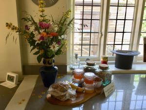 埃登布里奇Oak House Farm的一张桌子,上面有罐子和花瓶
