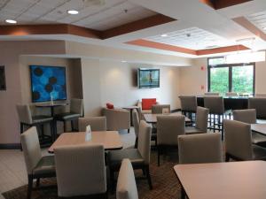 Country Inn & Suites by Radisson, Wolfchase-Memphis, TN餐厅或其他用餐的地方