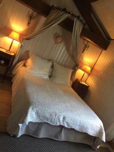 特里泽La Roseraie的一间卧室配有带白色床单和枕头的床。