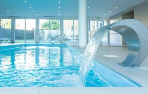 科尔马科尔马拉洛斯达根特奥达利城市酒店的一座建筑物内带喷泉的游泳池