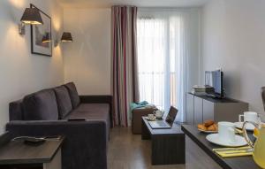 科尔马科尔马拉洛斯达根特奥达利城市酒店的客厅配有沙发和桌子