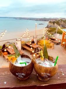 纽基圣克里斯托弗纽基酒店的海滩附近的桌子上放着两只椰子和饮料