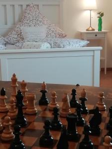 EbershausenFerienhaus am Haselbach的棋盘和一张带棋盘和棋盘的床