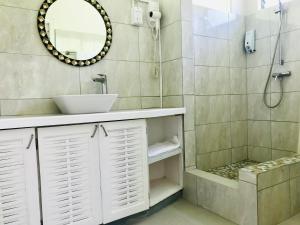 圣乔治Bougainvillea Apartments的一间带水槽和淋浴的浴室