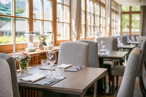 格伦德尔湖格伦德尔西斯酒店的用餐室设有桌椅和窗户。