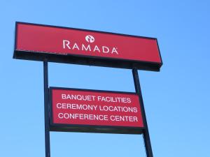 兰辛Ramada by Wyndham Lansing Hotel & Conference Center的难波特设施应急地点和会议中心标志