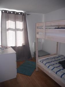 萨加尔德Alte Schmiede Sagard的一间卧室设有两张双层床和一扇窗户。