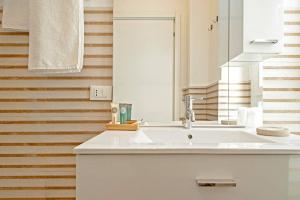 利沃诺My Home-Gorgona的浴室设有白色水槽和镜子