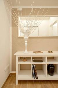 利沃诺My Home-Gorgona的镜子前带花瓶的白色桌子