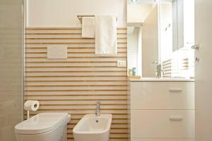 利沃诺My Home-Gorgona的一间带卫生间、水槽和镜子的浴室