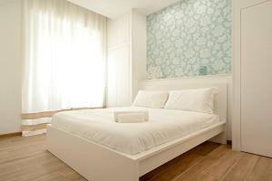利沃诺My Home-Gorgona的窗户客房内的一张白色床