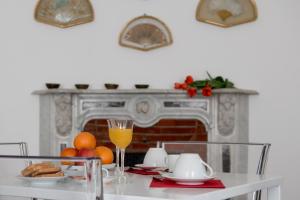 热那亚Genova46 Suites & Rooms的餐桌上摆放着一盘水果和一杯橙汁