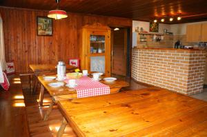 Ebene ReichenauObervostlhaus - Sehr schöne gemütliche Almhütte der besonderen Art的客房内的厨房铺有木地板,配有木桌。