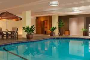 明尼阿波利斯明尼阿波利斯千禧国际酒店的游泳池位于酒店客房内,配有桌椅