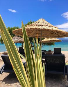 切什梅萨托设计酒店的海滩上一组桌椅和遮阳伞